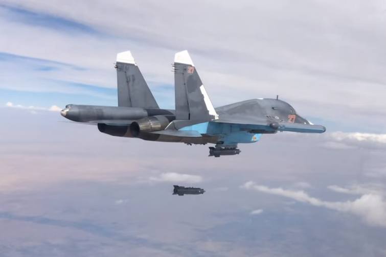 Su-34 zhadzuje navádzanú bombu