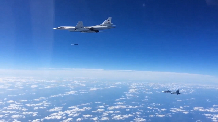 Bombardér Tu-160 sprevádzaný Su-30SM zhadzuje strelu s plochou dráhou letu