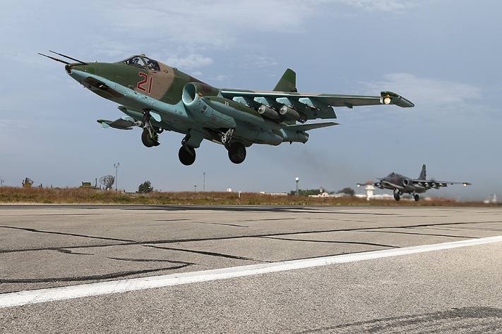 Su-25SM s podvesenými voľne padajúcimi bombami