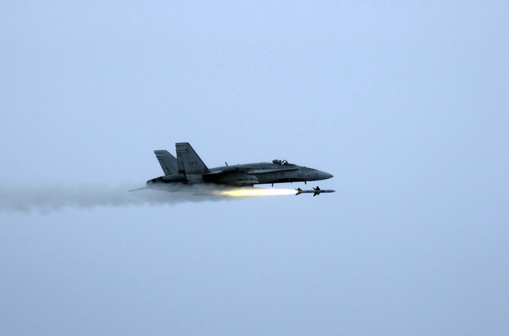 CF-18 Hornet odpaľuje strelu AIM-7 Sparrow