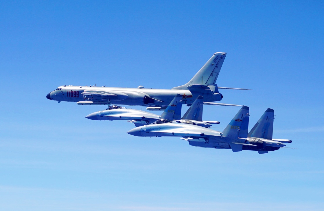Bombardér H-6K eskortovaný stíhačkami Su-35S